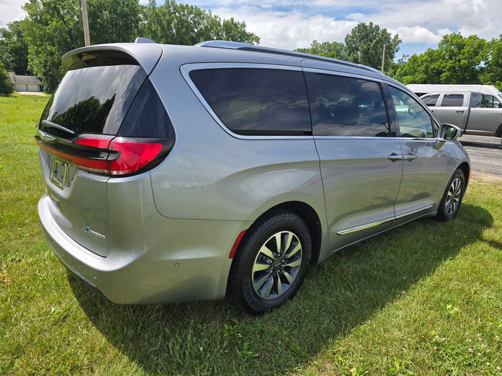 Used 2021 Chrysler Pacifica Limited w/ Premium & Safety Sphere Group FWD image 7