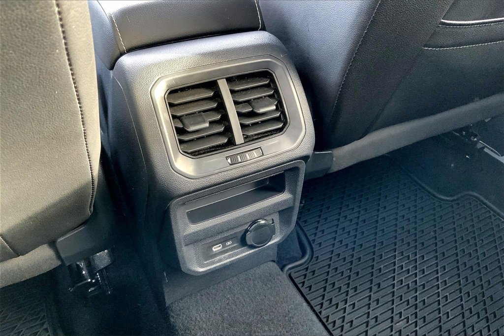 Used 2022 Volkswagen Tiguan SE image 32