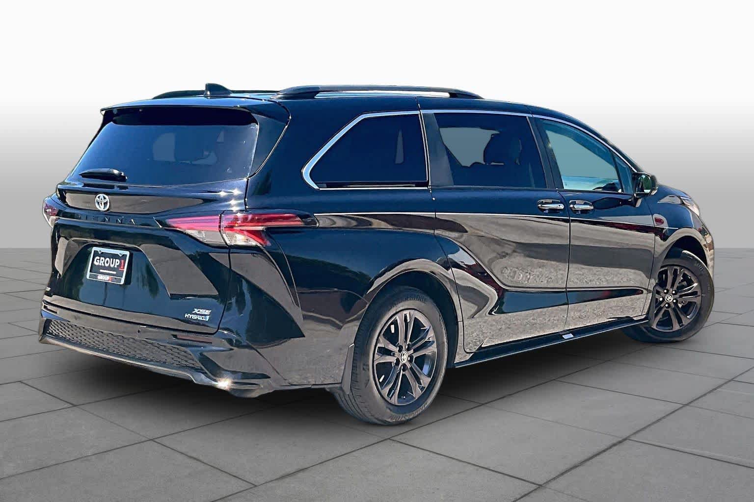 Used 2024 Toyota Sienna XSE w/ XSE Plus Package AWD/4WD image 13