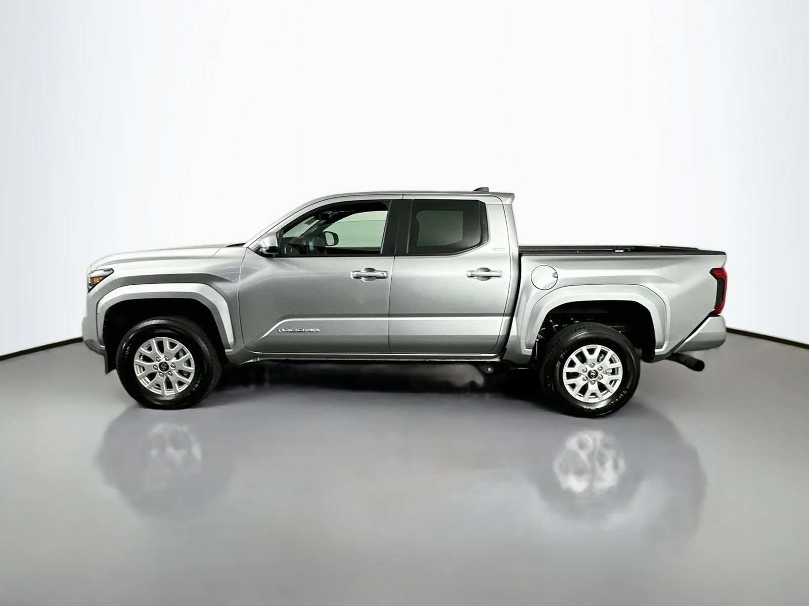 Certified 2025 Toyota Tacoma SR5 w/ SR5 Upgrade Package AWD/4WD image 4