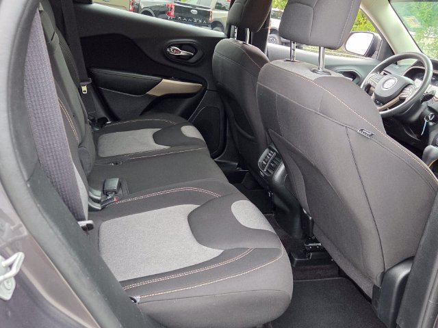 Used 2018 Jeep Cherokee Latitude FWD image 10