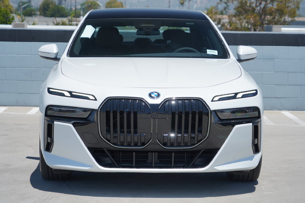 New 2026 BMW 750e xDrive w/ Premium Package AWD/4WD image 2