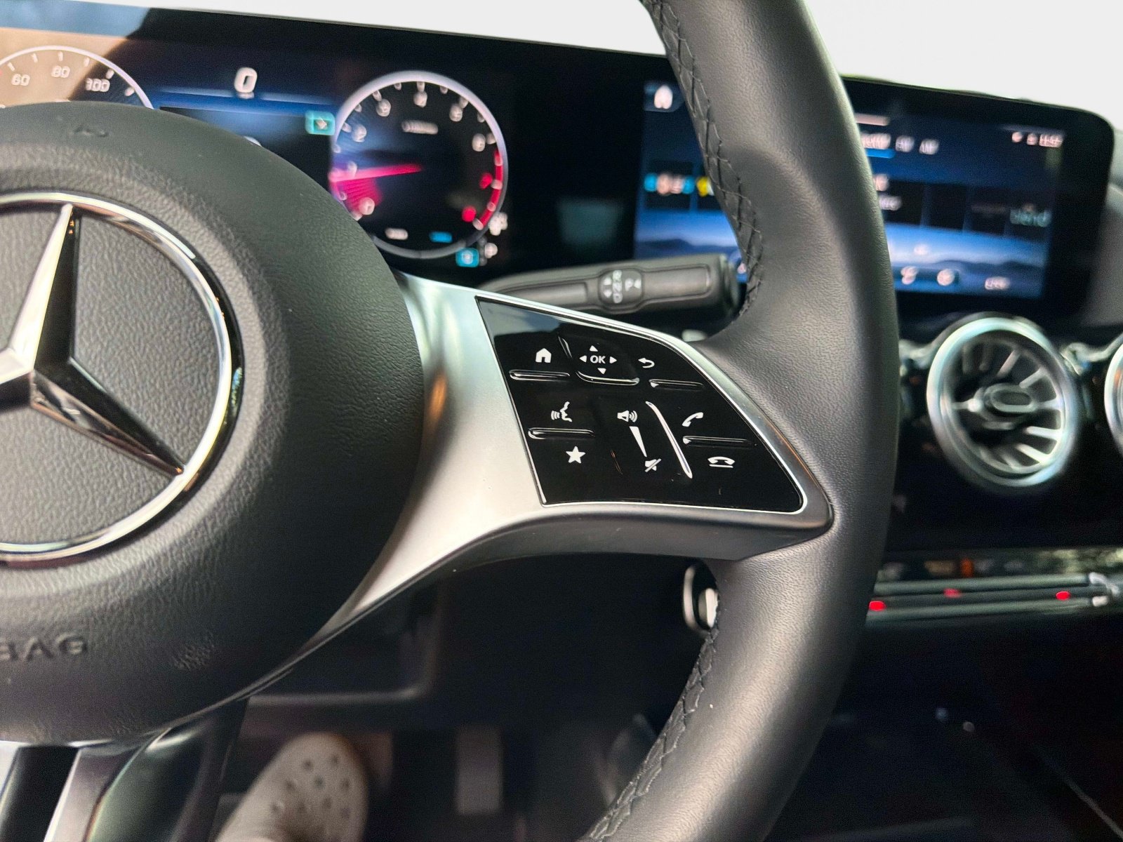 Used 2025 Mercedes-Benz GLA 250 image 26