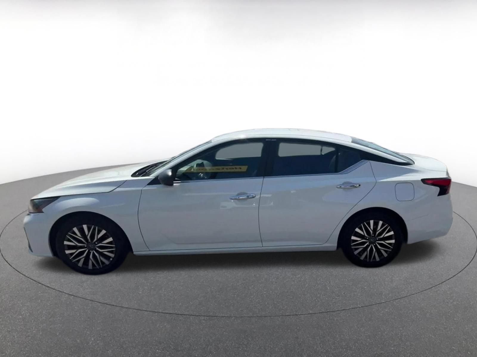 Used 2025 Nissan Altima 2.5 SV FWD image 9