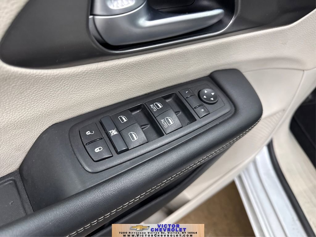 Used 2024 Chrysler Pacifica Touring-L image 36