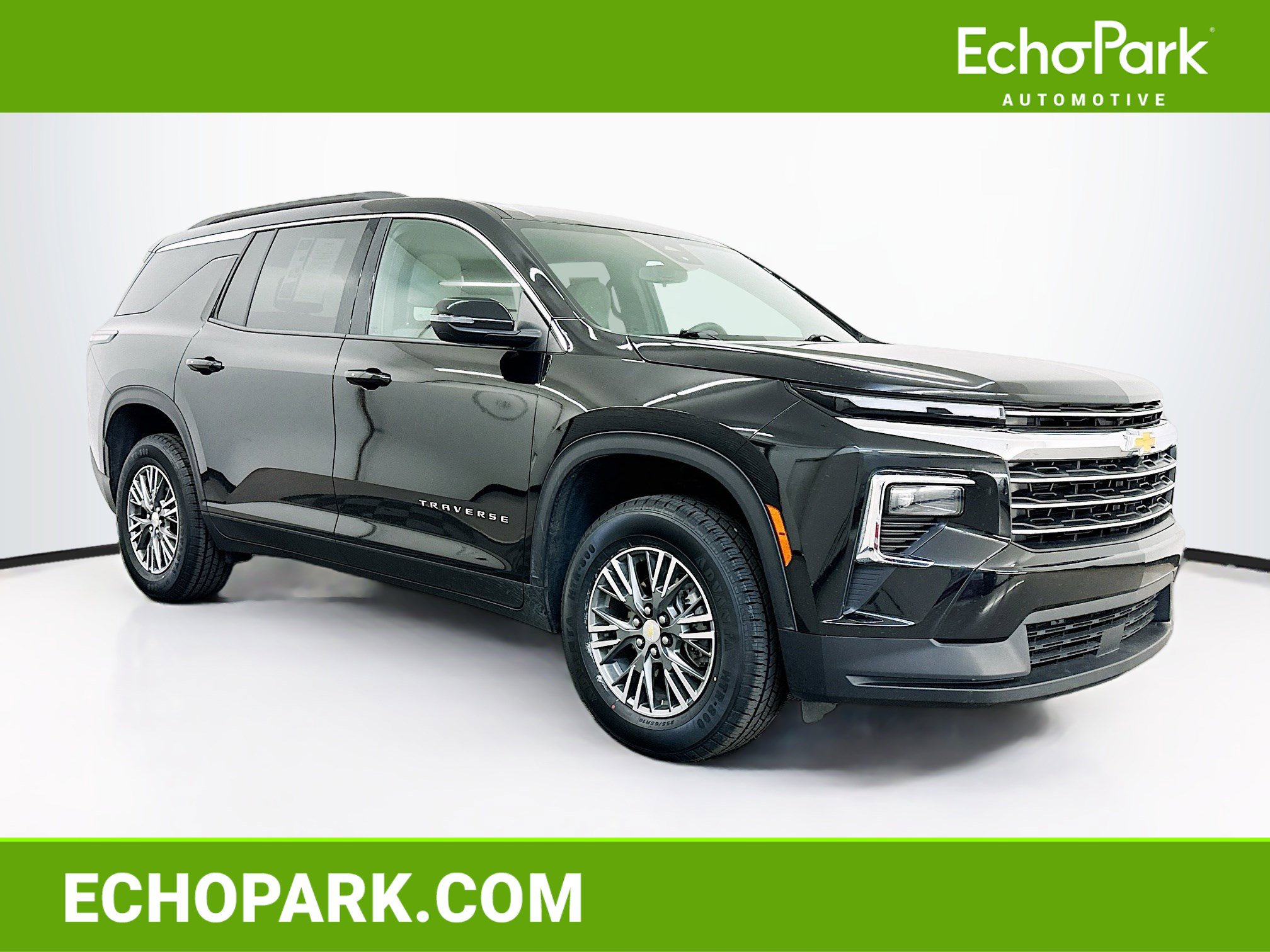 Used 2025 Chevrolet Traverse LT image 1