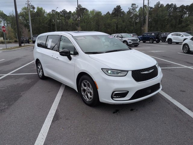 Used 2024 Chrysler Pacifica Limited image 3