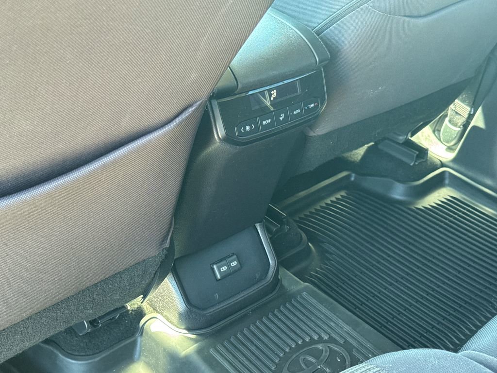 Used 2022 Toyota Highlander LE AWD/4WD image 37