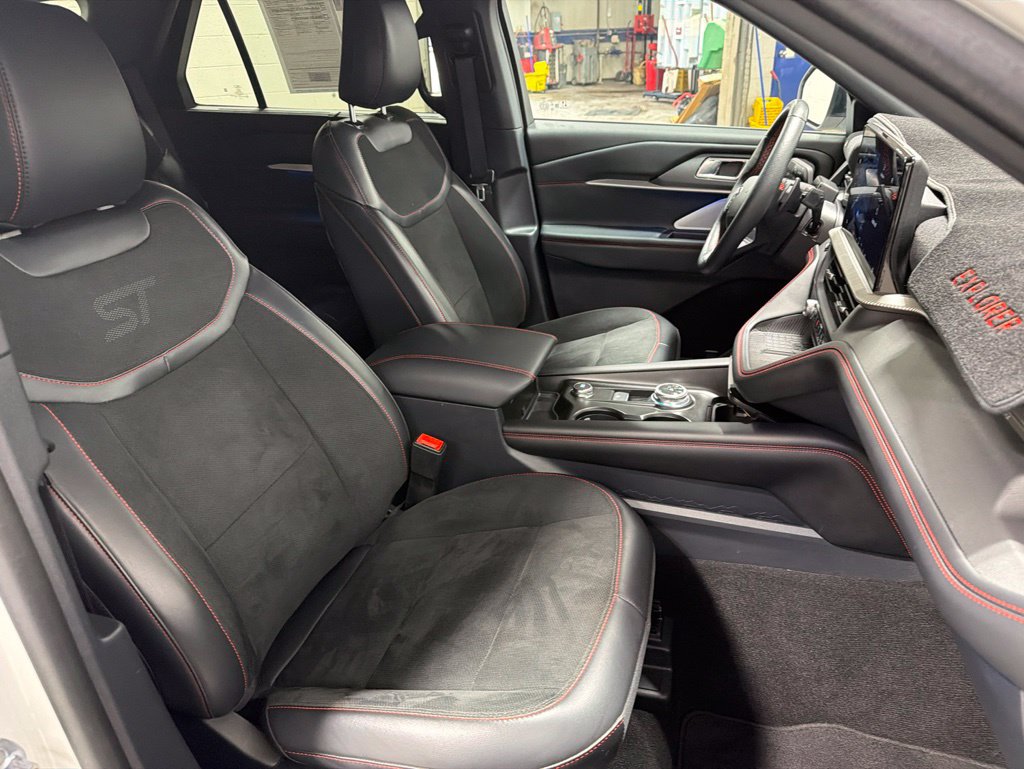 Certified 2025 Ford Explorer ST AWD/4WD image 9