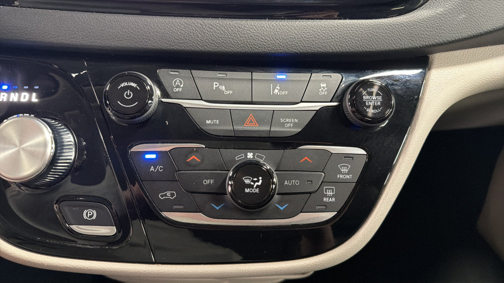 Used 2024 Chrysler Pacifica Touring-L FWD image 28