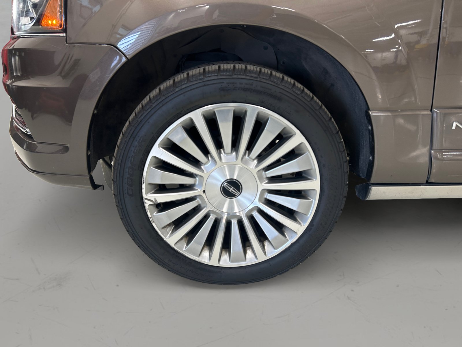 Used 2015 Lincoln Navigator 2WD w/ Equipment Group 101A Reserve image 9