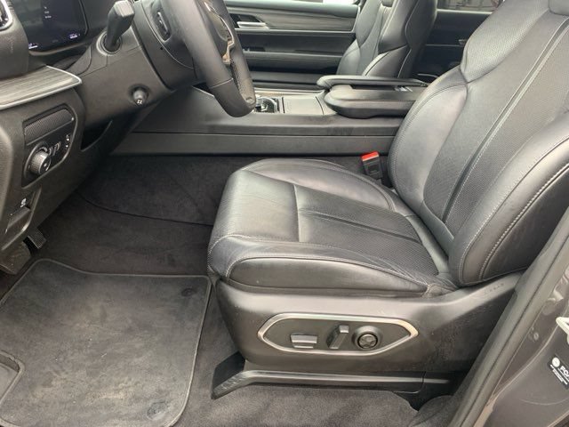 Used 2024 Jeep Wagoneer L Series II AWD/4WD image 13