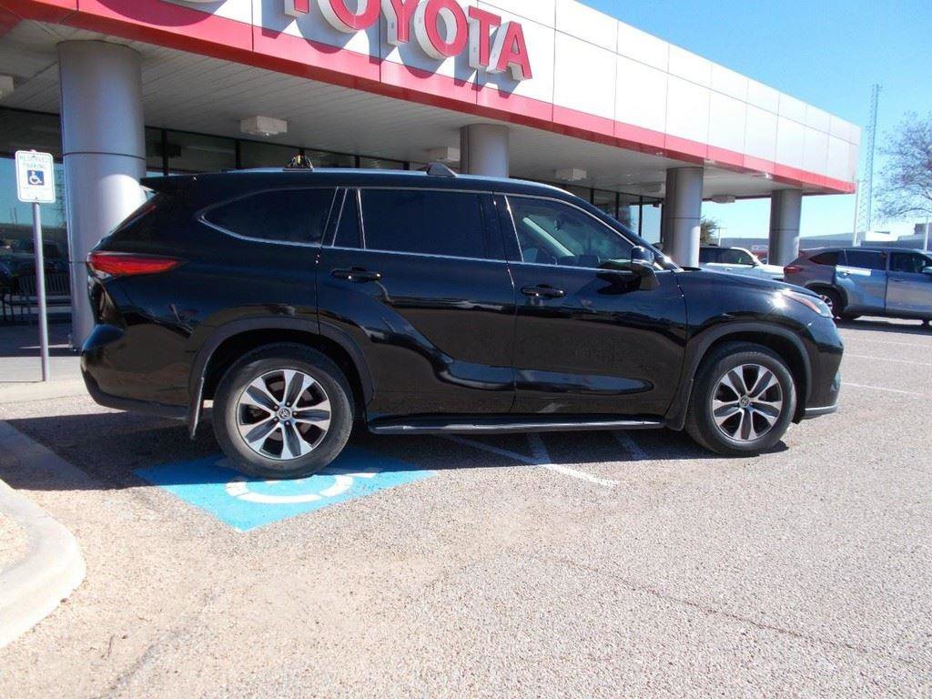 Used 2021 Toyota Highlander XLE image 6