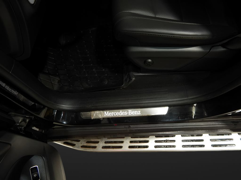 Used 2023 Mercedes-Benz GLE 350 4MATIC w/ AMG Line Exterior image 9
