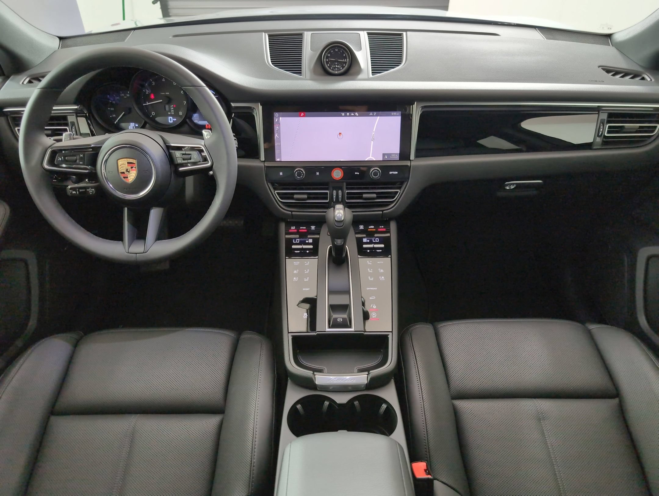 Certified 2025 Porsche Macan AWD/4WD image 20