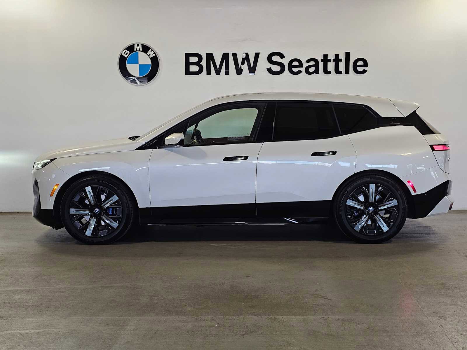 Used 2023 BMW iX xDrive50 w/ Premium Package AWD/4WD image 3