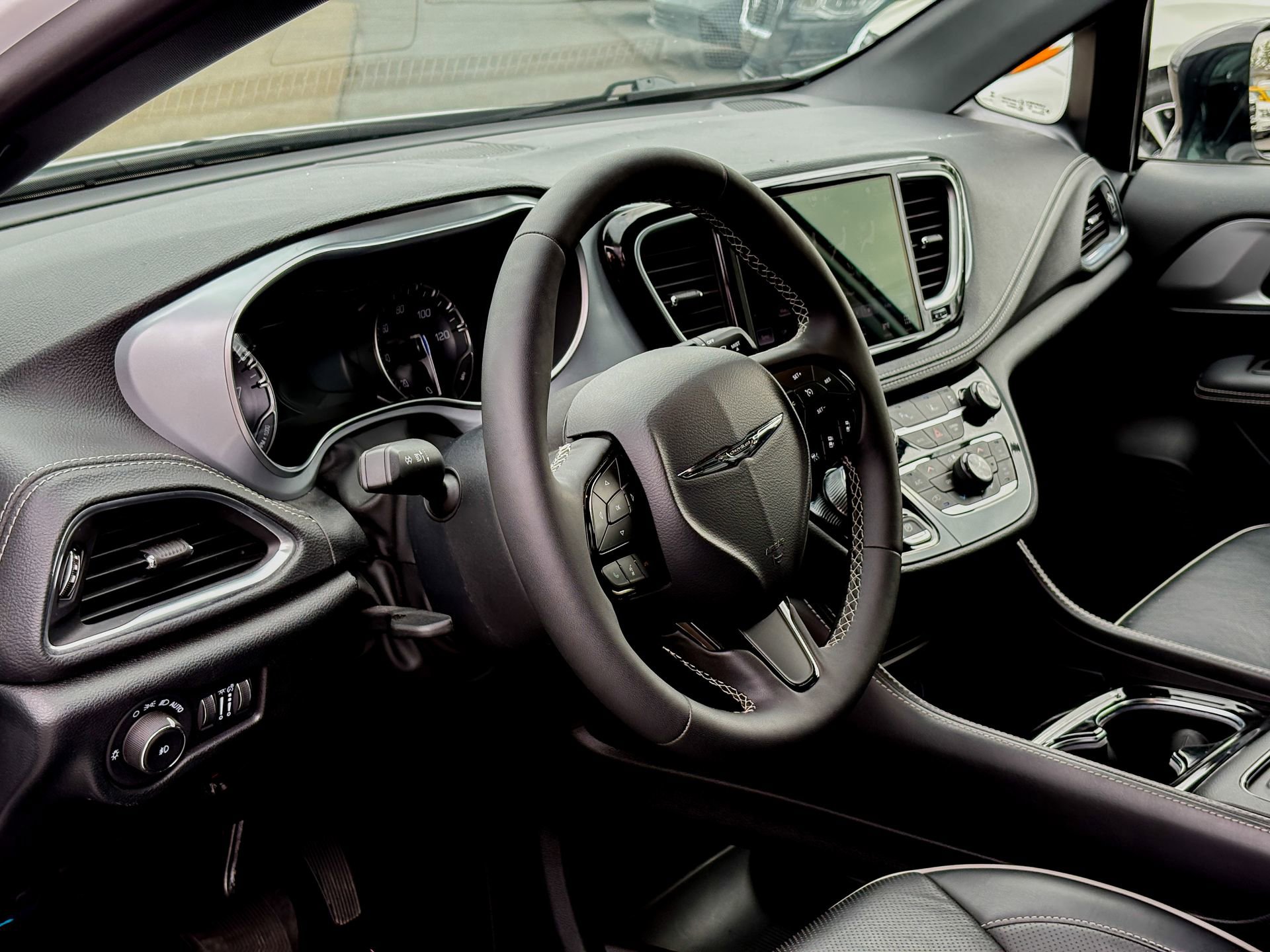 Used 2025 Chrysler Pacifica Limited image 2