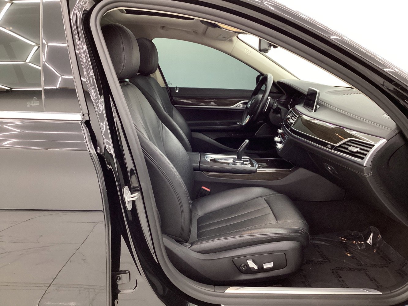 Used 2019 BMW 740i xDrive image 15