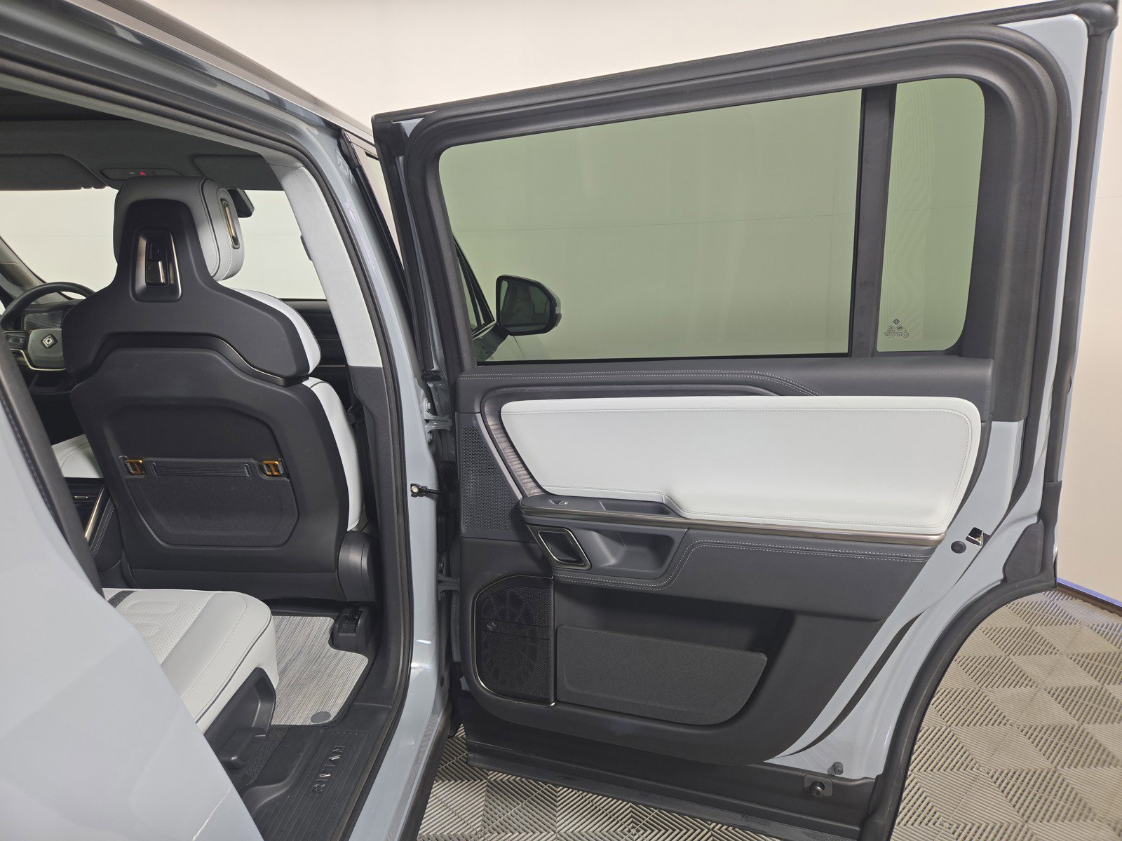 Used 2024 Rivian R1S Adventure image 19