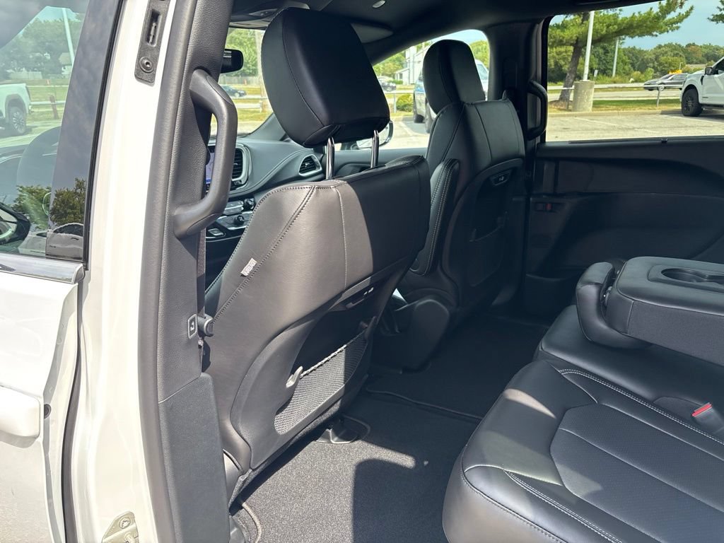New 2027 Chrysler Pacifica Select FWD image 16