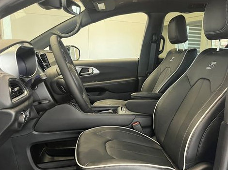 New 2026 Chrysler Pacifica Limited image 14