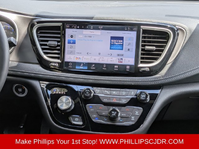Used 2025 Chrysler Pacifica Select FWD image 17