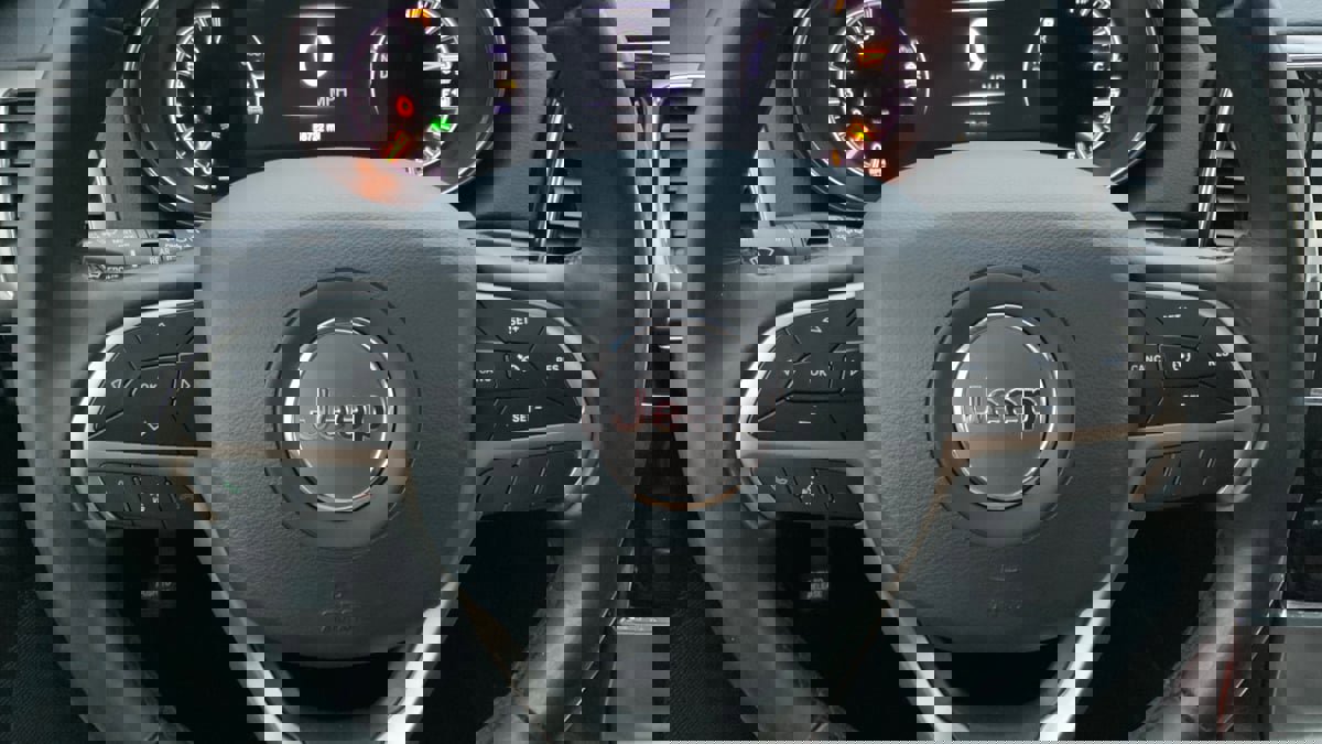 Used 2020 Jeep Grand Cherokee Limited image 16