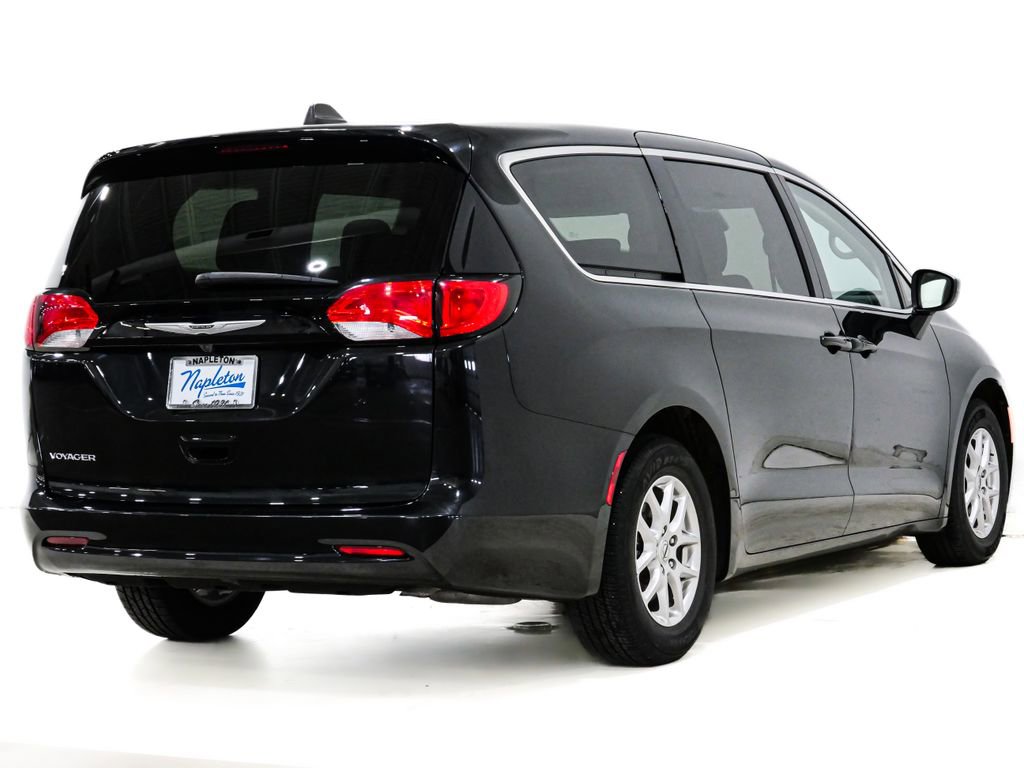 Used 2023 Chrysler Voyager LX image 5