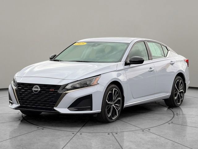 Used 2025 Nissan Altima 2.5 SR w/ SR Premium Package image 2