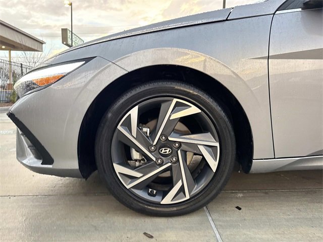 Used 2025 Hyundai Elantra Limited image 4