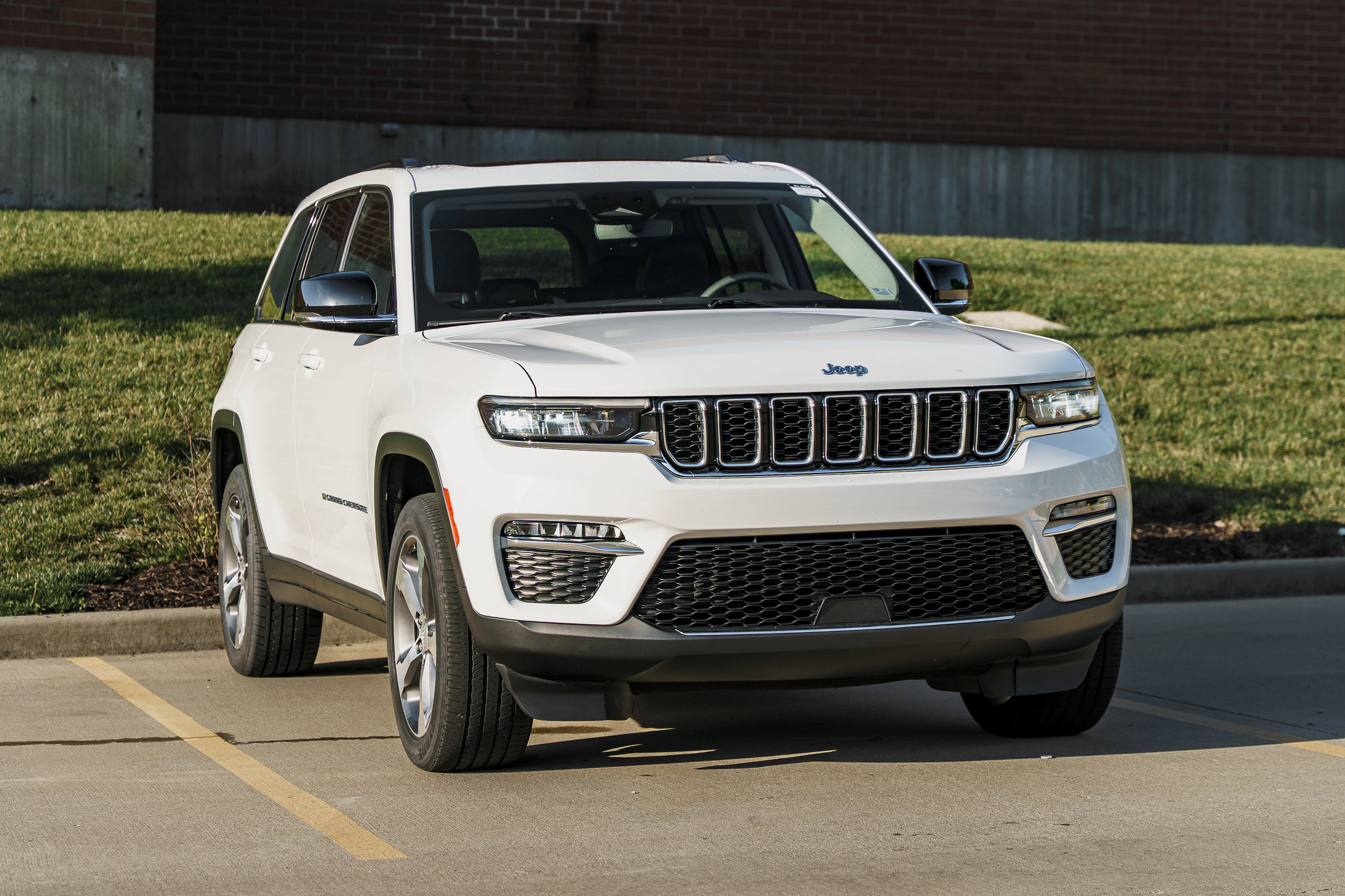 Used 2023 Jeep Grand Cherokee 4WD 4xe image 2