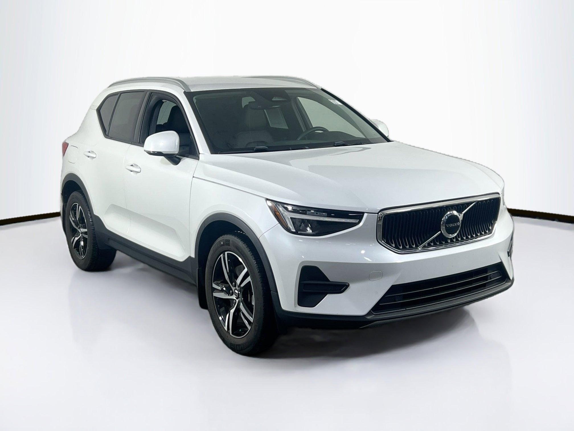 Used 2023 Volvo XC40 B5 Core w/ Climate Package image 3