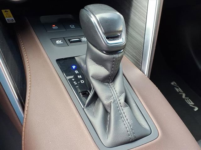 Used 2021 Toyota Venza Limited w/ Carpet Mat Package (TMS) image 26