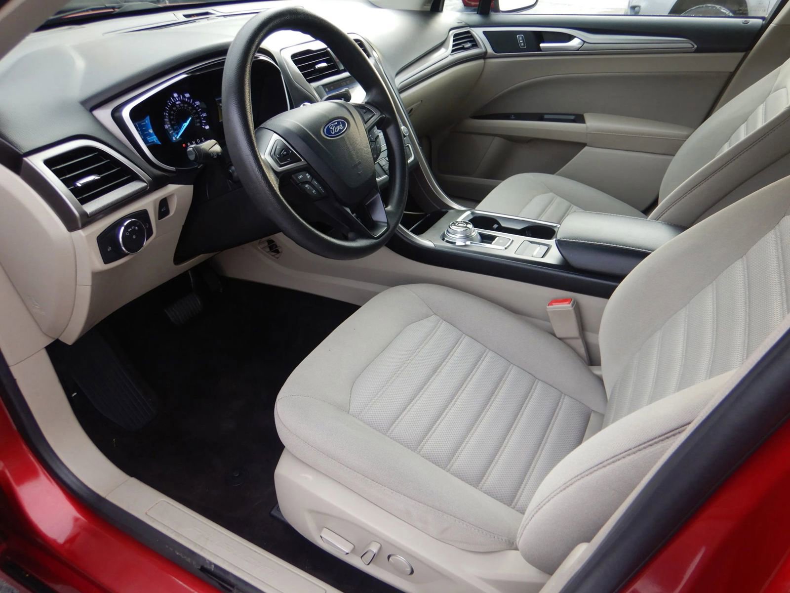 Used 2019 Ford Fusion SE image 12