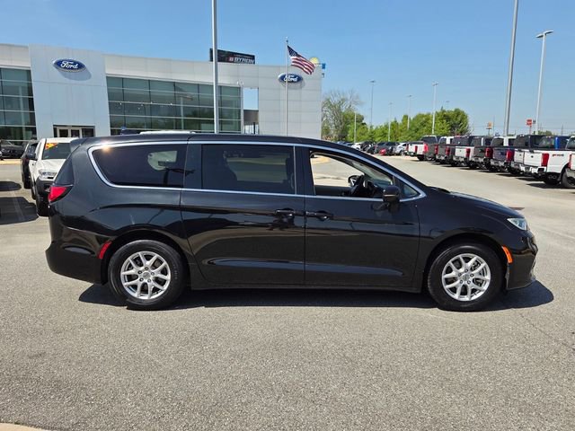 Used 2023 Chrysler Pacifica Touring-L FWD image 14
