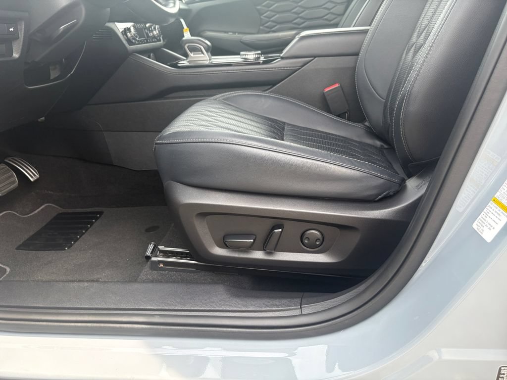 Used 2025 Mitsubishi Outlander SEL AWD/4WD image 13