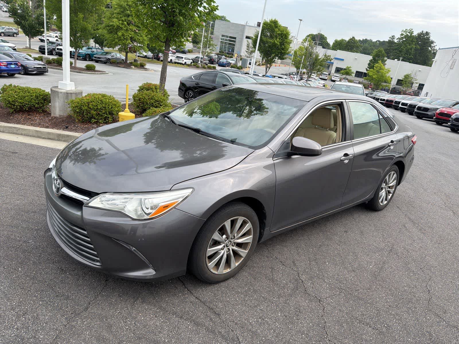 Used 2015 Toyota Camry XLE w/ Moonroof Package FWD image 5