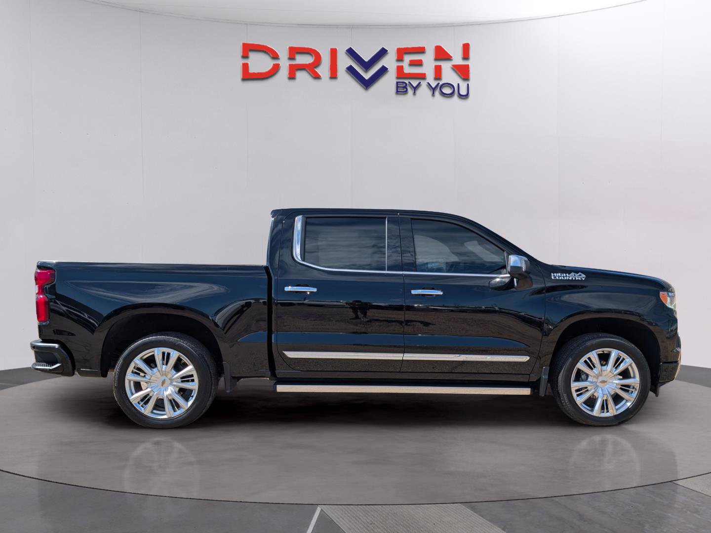 Used 2025 Chevrolet Silverado 1500 High Country w/ Technology Package AWD/4WD image 6