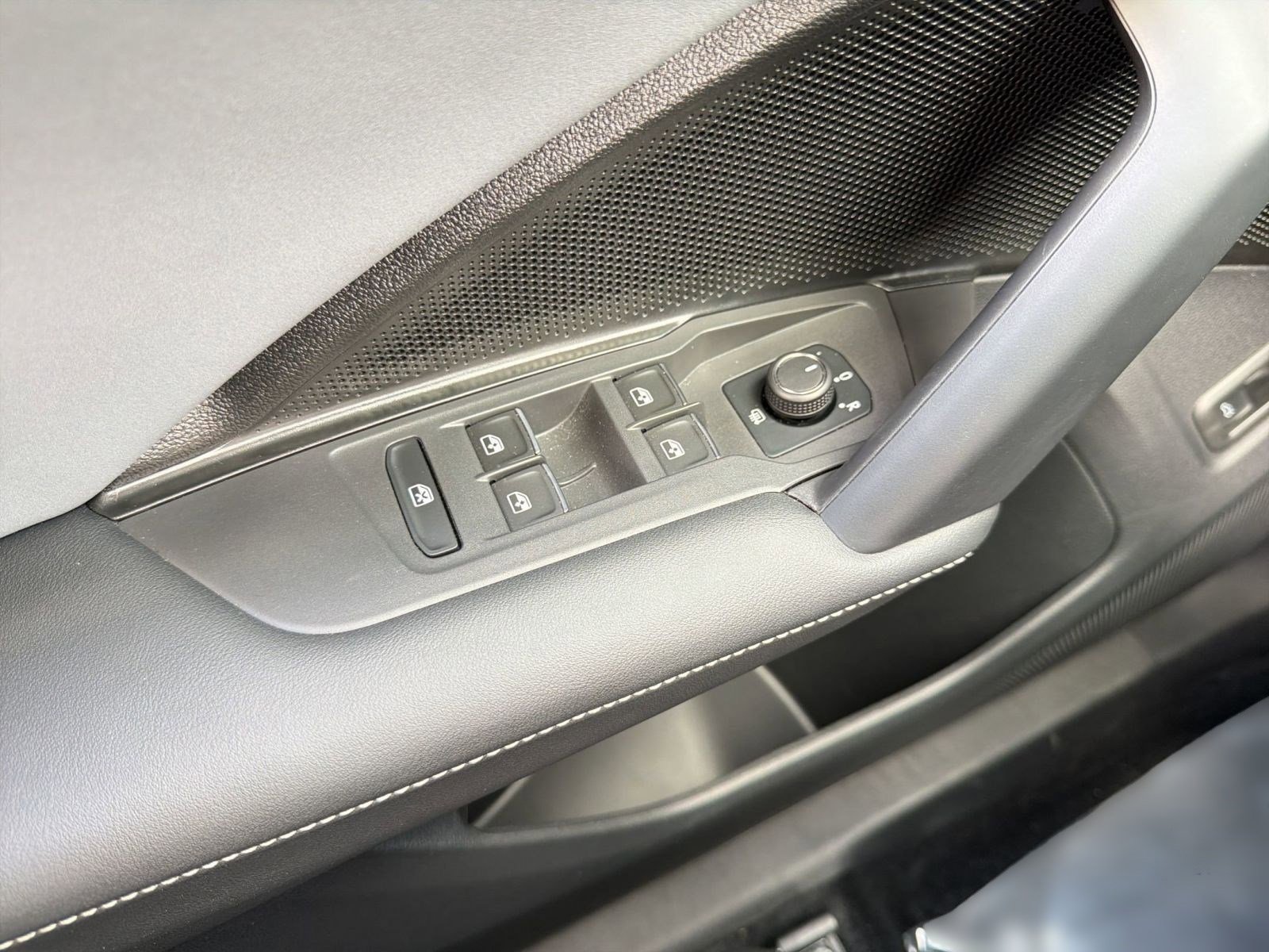 Used 2025 Volkswagen Tiguan SE R-Line image 13