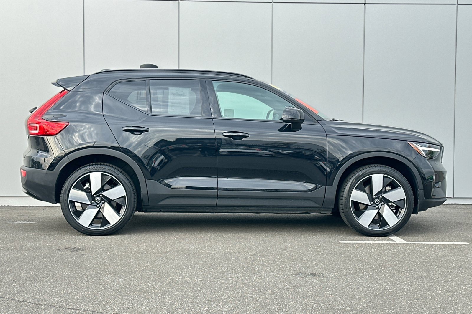Used 2023 Volvo XC40 Recharge Ultimate w/ Protection Package Premier image 6