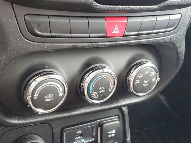 Used 2015 Jeep Renegade Latitude AWD/4WD image 29