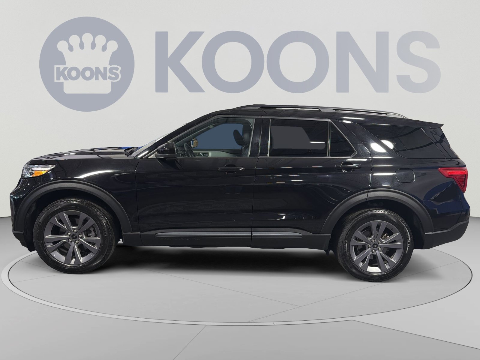 Used 2023 Ford Explorer XLT w/ Equipment Group 202A AWD/4WD image 2