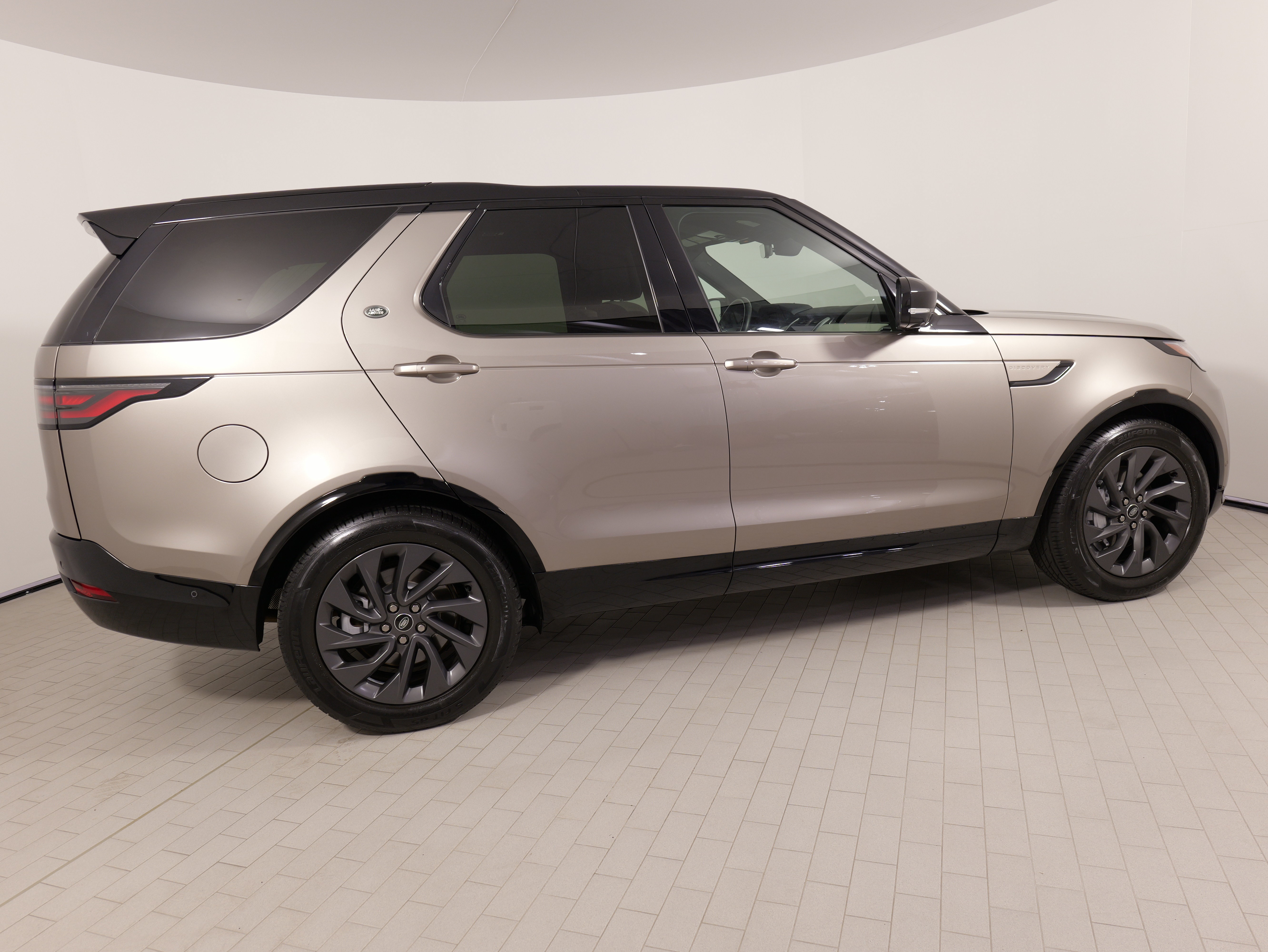 Used 2023 Land Rover Discovery S R-Dynamic AWD/4WD image 10