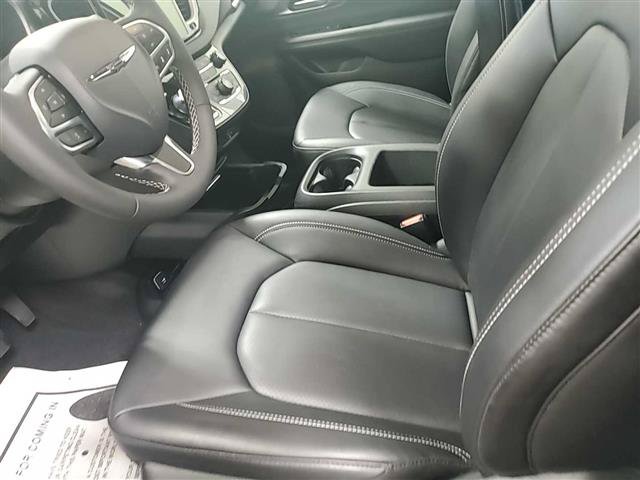 Used 2026 Chrysler Pacifica Select FWD image 7