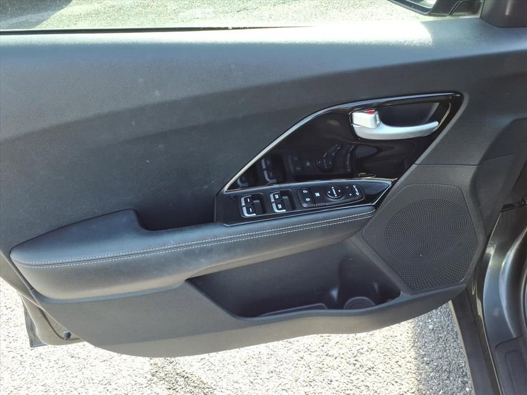Used 2022 Kia Niro EX image 15
