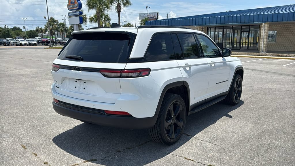 Used 2023 Jeep Grand Cherokee Altitude AWD/4WD image 6