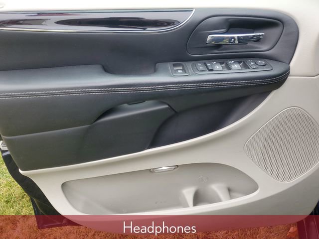 Used 2014 Chrysler Town & Country Touring-L image 12