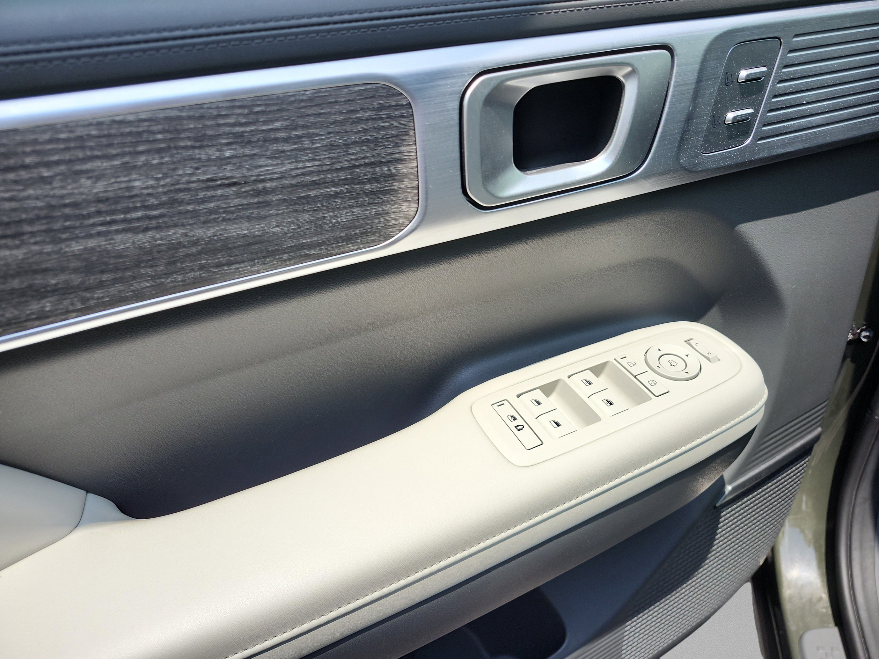 Certified 2025 Hyundai Santa Fe Limited FWD image 16