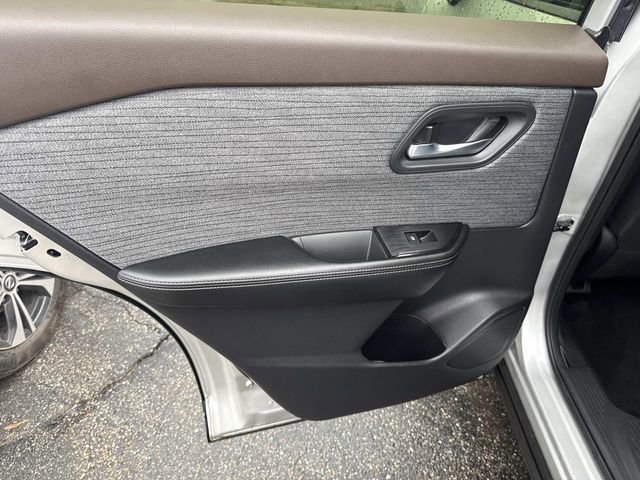 Used 2023 Nissan Rogue SV AWD/4WD image 17