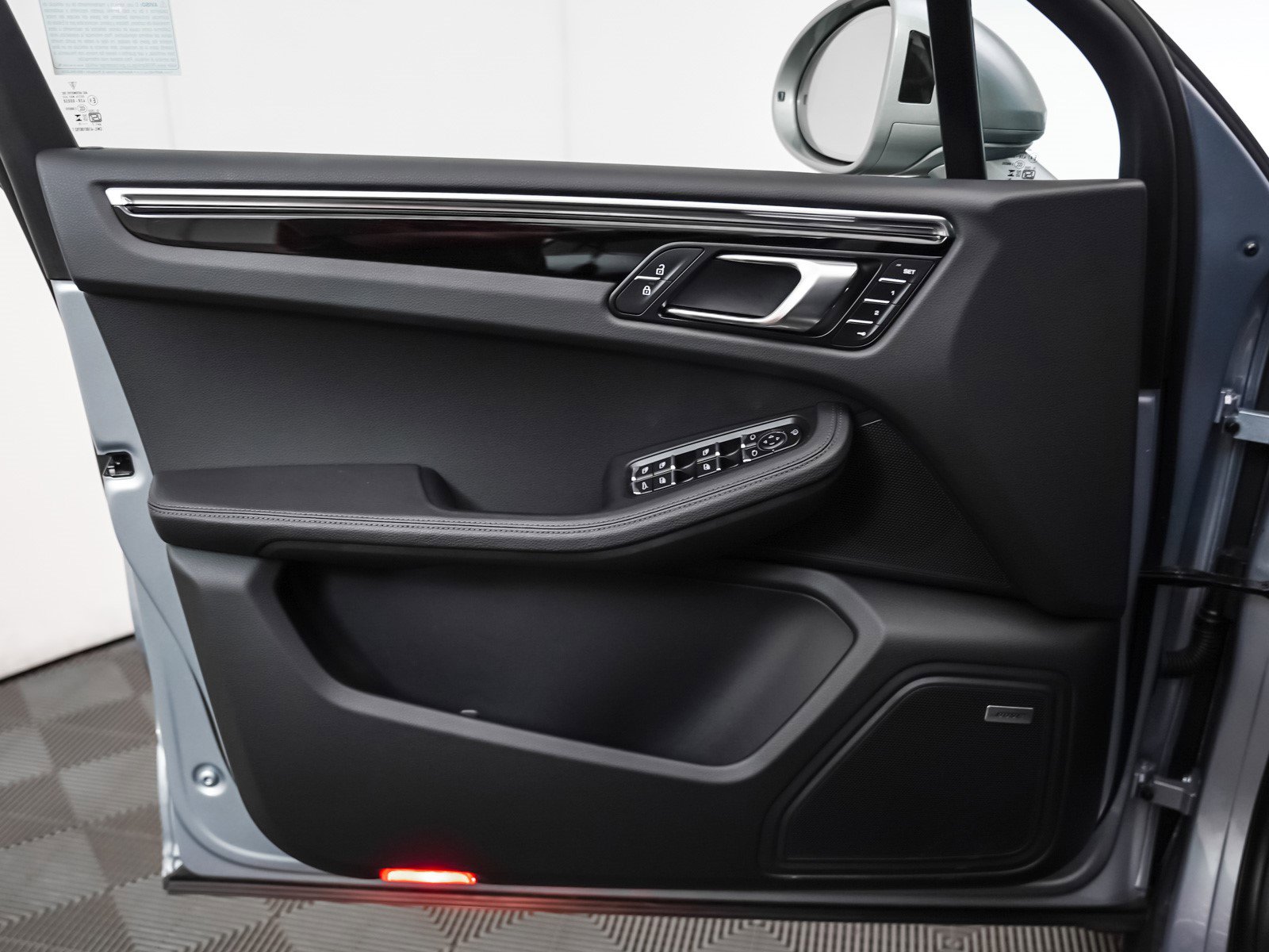 Certified 2025 Porsche Macan image 25